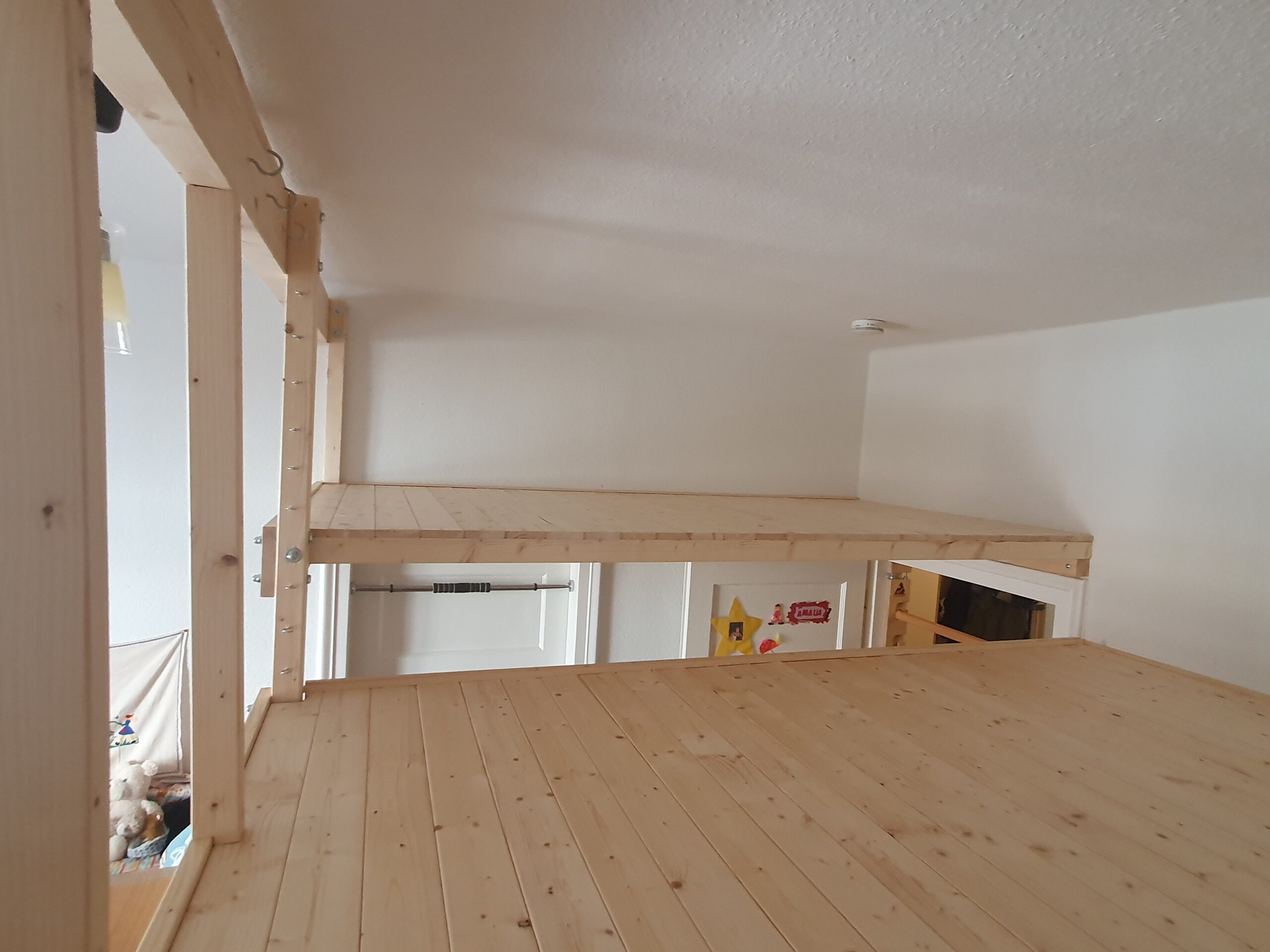 Schlafebene in einer Altbauwohnung in der Karlsruher Oststadt – 3,40 m Deckenhöhe, Fichtenholz natur.