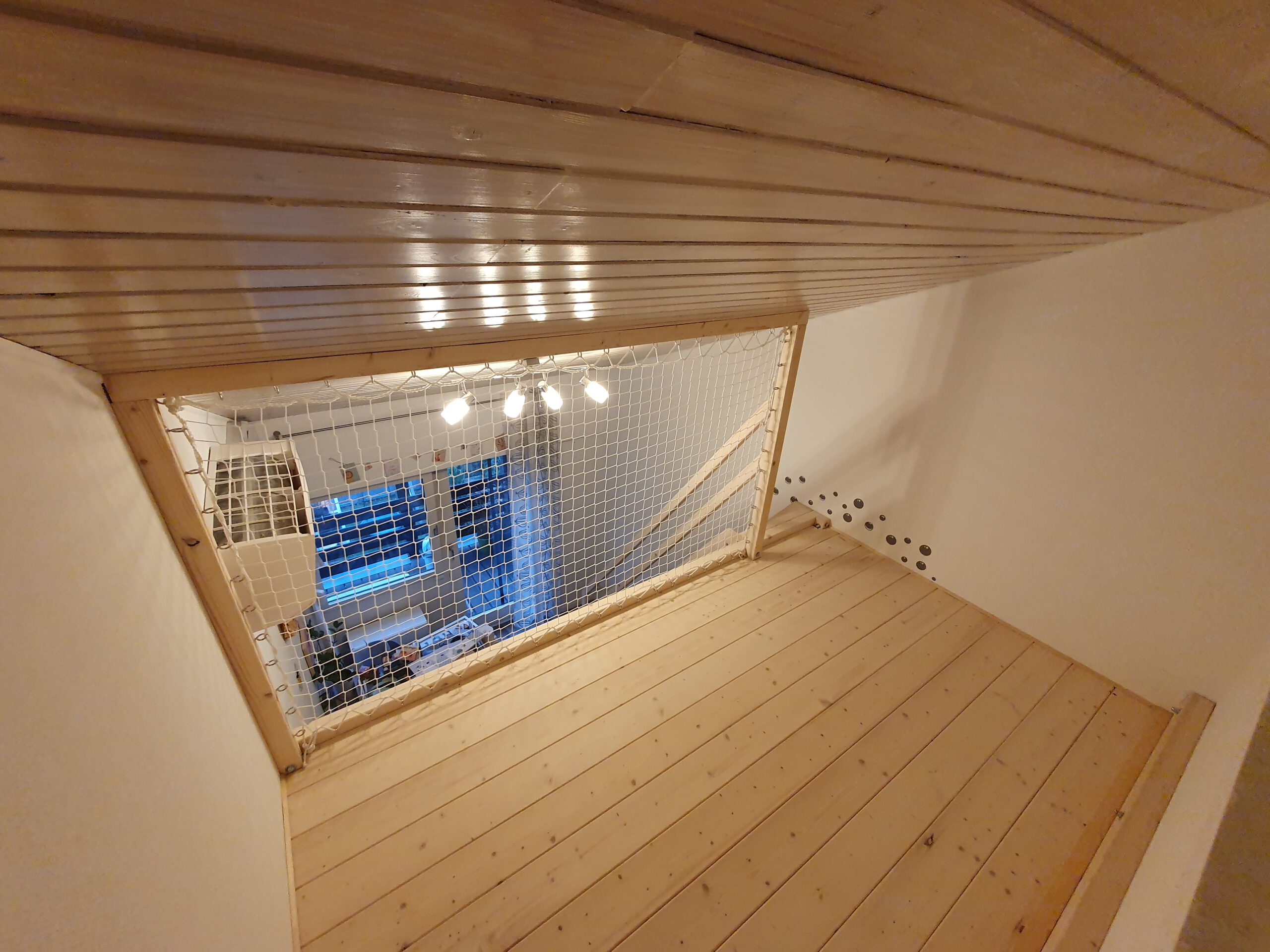 Hochebene mit Schutznetz