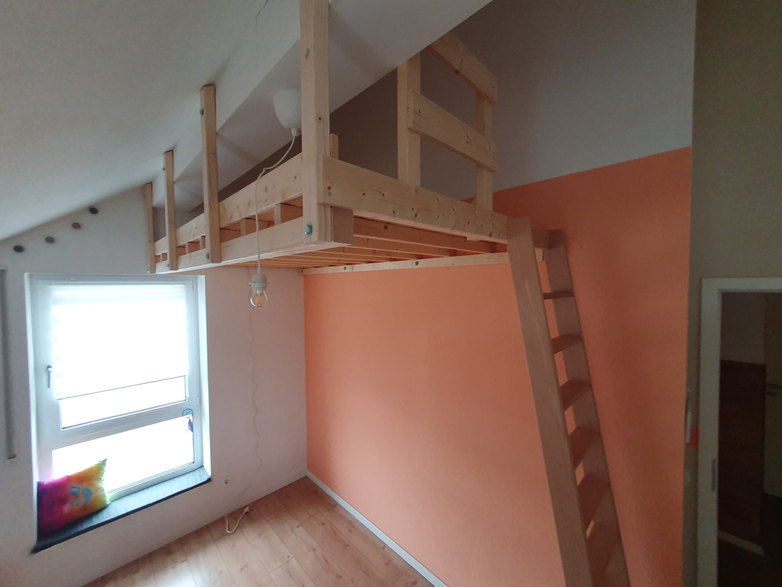 Hochbett in Dachschräge