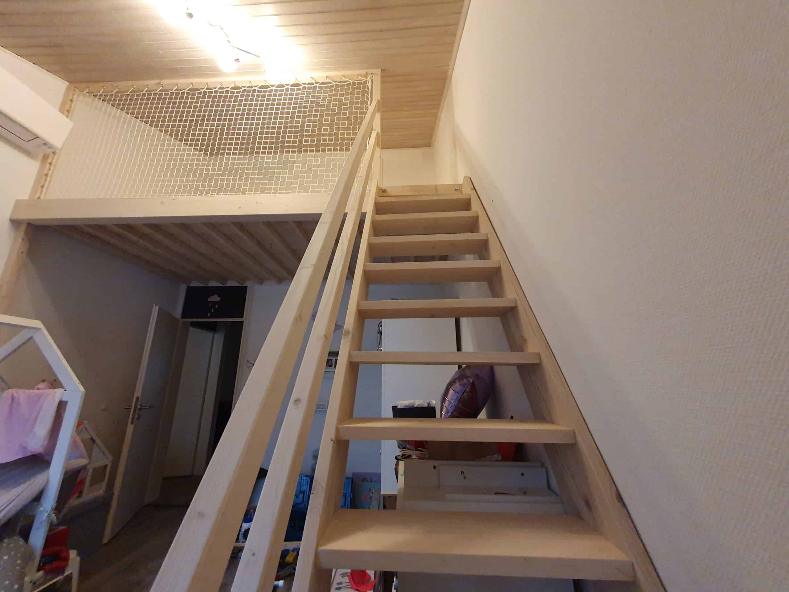 Hochbett mit Liegenetz und Schutznetz